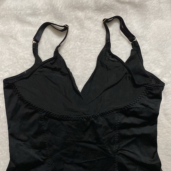 Victorias Secret shaping tank (M) - Picture 2 of 14